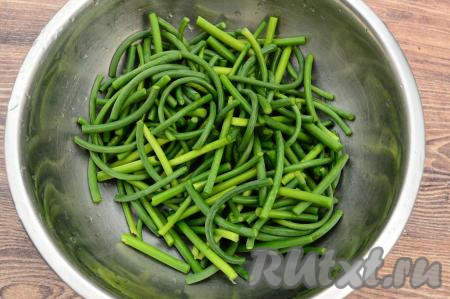 Нарезать стрелки на кусочки длиной&nbsp;примерно 5 сантиметров. Старайтесь, чтобы на стрелках было как можно меньше воды, чтобы при жарке вода не вступила в реакцию с разогретым маслом.