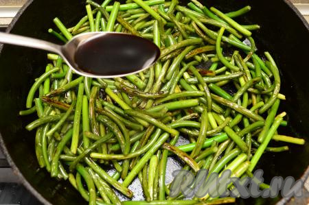 Как только стрелки станут достаточно мягкими, слегка сморщенными,&nbsp;но при этом они должны хорошо держать форму, - значит они готовы. Мне на обжаривание в общей сложности потребовалось 10 минут. Возможно, вам потребуется немного больше или меньше времени на жарку стрелок до мягкости (то есть до готовности), ведь многое зависит от молодости стрелок, количества стрелок на сковороде, да и от самой сковороды. К стрелкам, обжаренным до мягкости, влить 4 столовых ложки соевого соуса, сделать огонь средним и, постоянно помешивая, дождаться, когда основная масса соевого соуса впитается в чесночные стрелки (у меня соус впитался уже через 3 минуты).