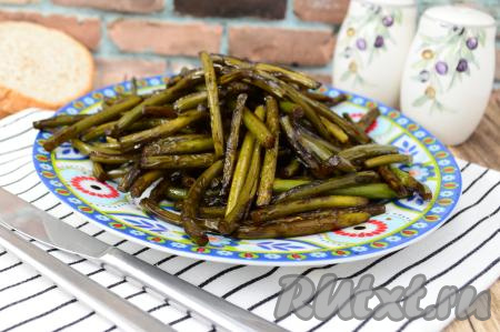 Аппетитные, очень вкусные, пикантные жареные чесночные стрелки, приготовленные с добавлением соевого соуса на сковороде, к столу можно подавать и в горячем, и в холодном виде. Я предпочитаю подавать это блюдо в качестве закуски, но можно подать и на гарнир.&nbsp;