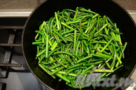 Стрелки хорошо впитывают масло, поэтому, возможно, в процессе жарки нужно будет долить ещё 1 столовую ложку масла. После того как стрелки обжарятся в течение 5 минут, уменьшить огонь до ниже среднего, накрыть сковороду крышкой. Жарить стрелки ещё 5 минут, не забывая перемешивать каждую минуту.