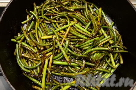 Затем попробуйте стрелки чеснока на вкус, если соли недостаточно (многое зависит от соевого соуса, который вы используете и ваших вкусовых предпочтений), тогда можно добавить ещё 1 столовую ложку соевого соуса, перемешать и прогреть 1 минуту. Мне соли было достаточно, поэтому я не стала добавлять ещё 1 столовую ложку соуса. Также можно всыпать пару щепоток сахара, но у меня соевый соус был немного сладковатый, поэтому я сахар не добавляла. Здесь ориентируйтесь на свой вкус. Сковороду с готовым блюдом убрать с огня.