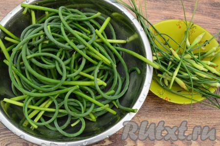 Чесночные стрелки промыть водой. Отрезать соцветие от каждой стрелки (я отрезаю кухонными ножницами).&nbsp;Если начало у стрелки жёсткое (оно более светлого оттенка) - так бывает у старых стрелок, тогда его можно отрезать и не использовать для жарки.