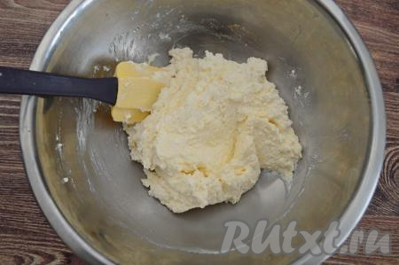 Сначала при помощи вилки растереть творог с сахаром и яйцом, а затем перемешать творожную массу до однородности лопаткой (или столовой ложкой).