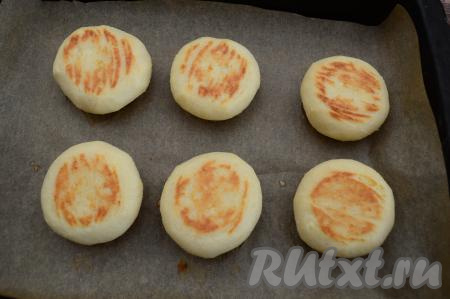 Готовые&nbsp;сырники из творога с манкой достать из духовки.