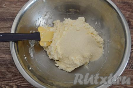 Всыпать в миску манку.