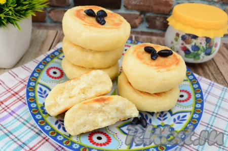 А вот как сырник с манкой выглядит в разломе. У него тонкая румяная корочка и нежное творожное тесто внутри, а благодаря тому, что запекали мы их в духовке, готовятся такие сырники без капли масла.