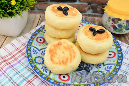 Такие сырники можно есть и тёплыми, и полностью остывшими.