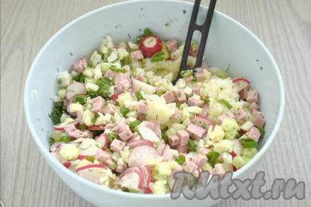 По вкусу солим, перчим содержимое миски, хорошо перемешиваем получившийся салат.&nbsp;