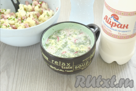 Содержимое миски можно сразу залить айраном и минеральной водой, перемешать и разложить окрошку по тарелкам. Но я предпочитаю поместить небольшую порцию салата в тарелку и уже по вкусу залить айраном и минералкой, регулируя консистенцию окрошки.