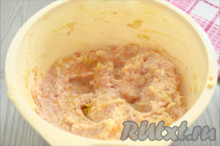 Содержимое миски тщательно перемешиваем&nbsp;и фарш для формирования ленивых голубцов готов.