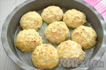 Ставим форму с ленивыми голубцами из куриного фарша в разогретую до 180 градусов духовку на 40 минут.