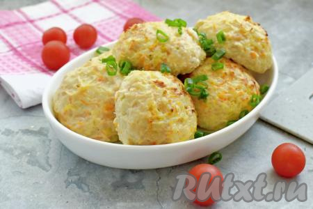 Готовое блюдо достаём из духовки. Нежные, сочные, вкусные ленивые голубцы, приготовленные из куриного фарша, риса и капусты, раскладываем по тарелкам и в горячем виде подаём к столу. В качестве дополнения к этому блюду можно подать любимый соус, гарнир или овощной салат.