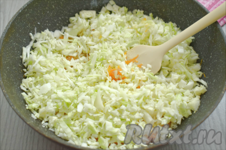 Капусту моем, нарезаем мелко, выкладываем в сковороду с обжаренными морковкой и луком.