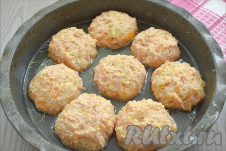 Форму для запекания, по желанию, смазываем растительным маслом. Фарш делим на 8 равных частей. Руками, смоченными водой, формируем из каждой части фарша котлету - это и будет ленивый голубец. 8 сформированных ленивых голубцов выкладываем в форму для запекания, вливаем 150-200 миллилитров тёплой воды.