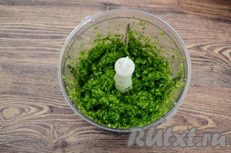 Пробить стрелки с укропом в измельчителе до однородности.