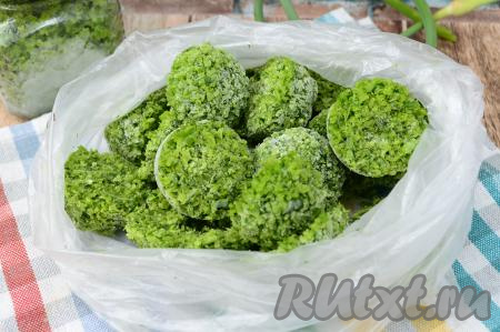 Через 24 часа достать силиконовые формы из морозилки, извлечь из них замороженные чесночные стрелки с укропом и сложить в целлофановый пакет.