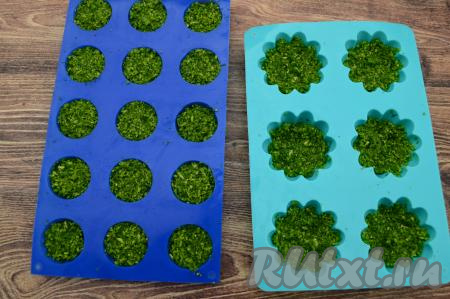 Затем разложить&nbsp;чесночные стрелки с укропом по силиконовым формочкам. Я советую раскладывать по маленьким силиконовым формочкам (например, по формочкам для приготовления конфет), тогда будет удобно зимой взять 1-2 порционных кубика и добавить их в первые или вторые блюда. Можно раскладывать и по формочкам для кексов, но в этом случае я заполняю формочки до половины.&nbsp;