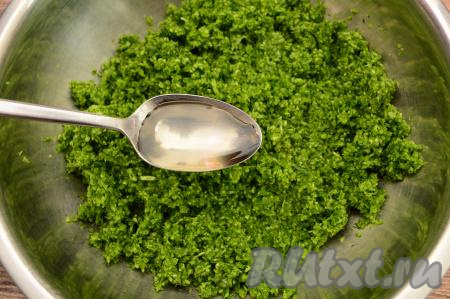 К смеси стрелок и укропа влить растительное масло.