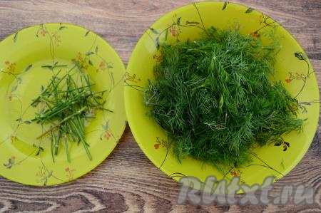 Укроп промыть водой. По желанию, отделить зелень укропа от крупных, достаточно твёрдых веточек. Разложить укроп на бумажном полотенце, чтобы он немного обсох.