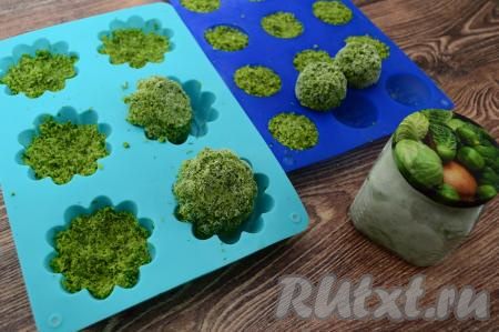 Отправить силиконовые формы и банку с закрытой крышкой в морозилку.