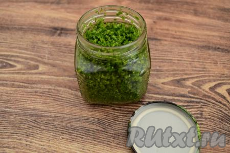 Можно просто разложить чесночные стрелки с укропом по чистым стеклянным банкам с крышками (я остатки смеси из чесночных стрелок, укропа и масла выложила в баночку объёмом 250 миллилитров). Я всегда перед выкладыванием стрелок чисто вымытые банки и крышки обдаю кипятком, даю обсохнуть. Зимой я достаю такую баночку из морозилки, открываю, достаю нужное количество заготовки, после этого закрываю банку крышкой и снова отправляю в морозилку.&nbsp;