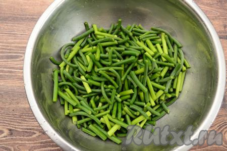 Пока укроп обсыхает, нарезать подготовленные стрелки чеснока на небольшие кусочки (ориентировочно длиной 2-3 сантиметра). Я нарезаю стрелки кухонными ножницами.