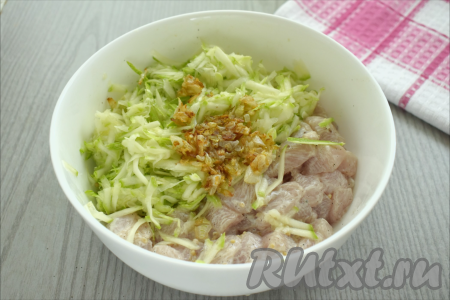 После того как кабачок просолится в течение 10 минут, он выделит достаточно много сока. Тщательно отжимаем кабачковую массу руками от лишнего сока (выделившийся сок нам не понадобится). К куриному филе, промариновавшемуся в сметане, добавляем остывший жареный лук и отжатую от сока кабачковую массу.