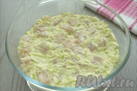 Форму для запекания смазываем растительным маслом, затем выкладываем получившуюся&nbsp; курино-кабачковую массу,&nbsp;разравниваем. Отправляем форму в прогретую до 180 градусов духовку на 30 минут.