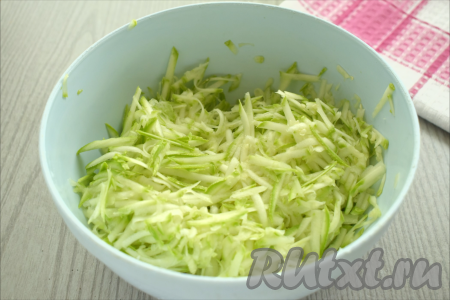 Пока куриное филе маринуется, займёмся овощами. Моем кабачок, отрезаем кончики с двух сторон. Если у кабачка толстая кожура и крупные семечки, тогда кожуру нужно будет срезать, а косточки - удалить. В отдельную миску натираем на крупной тёрке кабачок, добавляем хорошую щепотку соли, перемешиваем и оставляем при комнатной температуре минут на 10, чтобы кабачок выделил сок.&nbsp;