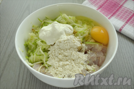 Добавляем 2 столовых ложки сметаны, муку и сырое яйцо, перемешиваем, если нужно, подсаливаем.