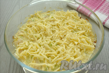 Затем достаём запеканку&nbsp;из кабачков с курицей&nbsp;из духовки, посыпаем её сыром, натёртым на крупной тёрке.