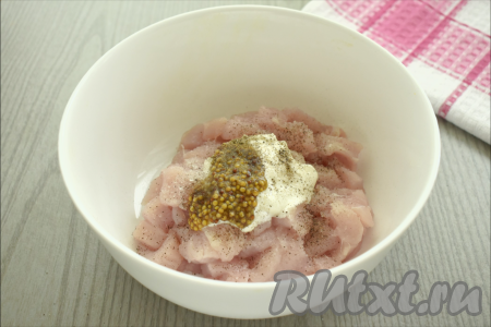 Куриное филе моем, обсушиваем, нарезаем на небольшие кубики, перекладываем в объёмную миску. К мясу выкладываем 1 столовую ложку сметаны, всыпаем соль (добавляя соль, обязательно нужно учитывать, что в дальнейшем будет добавляться подсоленный кабачок), чёрный молотый перец, по желанию, можно добавить французскую горчицу. Сметану можно взять любой жирности, я купила жирностью 15%.