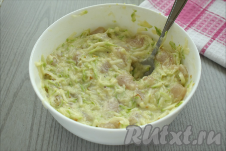 Курино-кабачковая масса должна получиться достаточно густой и вязкой. Если масса получилась жидковатой, можно добавить ещё 1 столовую ложку муки.