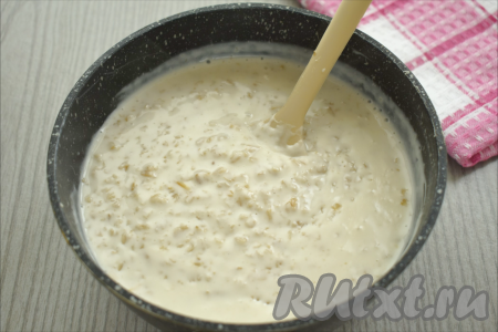 Доводим кашу, периодически перемешивая, до кипения. Затем уменьшаем огонь и продолжаем варить до готовности, время от времени помешивая (я варила 5 минут). Продолжительность варки овсяных хлопьев, которые вы используете, смотрите на упаковке, также можно проверить готовность каши на вкус, хлопья должны быть мягкими, разваренными.