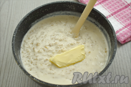 Выключаем огонь. В овсяную кашу, по желанию, добавляем сливочное масло, перемешиваем. Накрываем крышкой кастрюлю и даём каше потомиться 5 минут. Каша, сваренная из овсяных хлопьев на сливках, получилась в меру густой.
