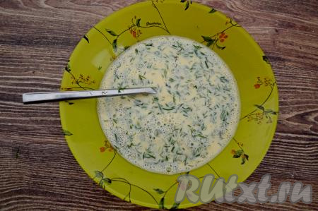 В яично молочную смесь добавить укроп, перемешать.