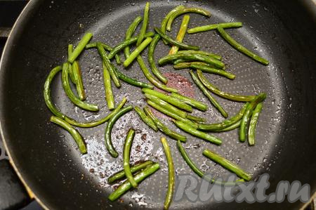 По истечении 5 минут с начала обжаривания стрелки чеснока у меня были готовы, то есть они стали мягкими, слегка сморщенными. Если у вас стрелки ещё не дошли до готовности, тогда обжарьте их ещё в течение 1 минуты.