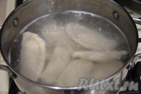 Влить в кастрюлю достаточно большое количество воды, поставить на сильный огонь. Закипевшую воду слегка посолить, выложить сформированные вареники в кастрюлю.&nbsp;