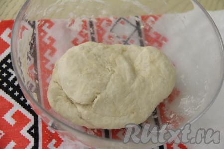 Вначале перемешивать тесто столовой ложкой, а затем начать вымешивать его руками. Тесто для вареников должно получиться нежным, пластичным, не липнущим к рукам. При необходимости, чтобы добиться нужной консистенции теста, частями добавить оставшуюся муку, полностью вмешивая её. Тесто нужно очень хорошо вымесить руками.