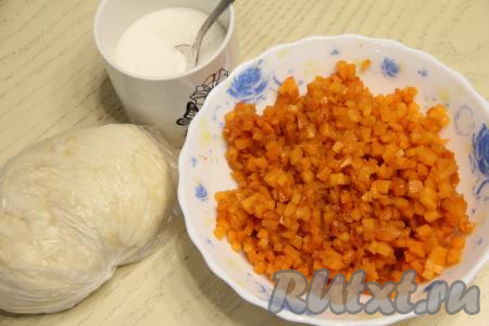 Мелко нарезать абрикосы, выложить в миску&nbsp;