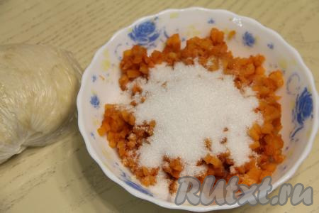 В миску с абрикосами добавить сахар. Если абрикосы сладкие, то вполне хватит 2 столовых ложек сахара, если же абрикосы недостаточно сладкие, тогда добавьте 3 столовых ложки сахара.