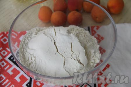 В миску всыпать 250 грамм просеянной муки и соль.&nbsp;