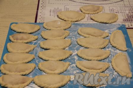 Тесто, оставшееся после вырезания кружков, тоже раскатать.&nbsp;Постепенно слепить все вареники. Вот такие вареники, как на фото, получились (примерно 20-22 штуки).&nbsp;