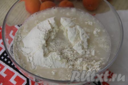 Сюда же влить воду комнатной температуры.&nbsp;