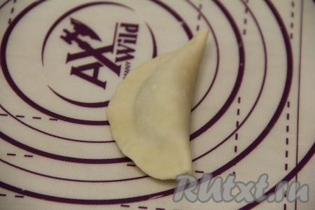 Из каждого кружка с начинкой сформировать вареник, хорошо скрепляя края теста.&nbsp;