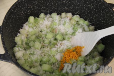 Снять с апельсина цедру, стараясь не затрагивать белый слой, находящийся под оранжевой цедрой. Добавить цедру в кастрюлю с ревенем, смешанным с сахаром, перемешать.