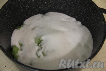 Засыпать ревень сахаром.&nbsp;