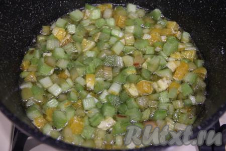 Периодически помешивая, довести варенье до кипения. Как только в кастрюле в процессе закипания варенья появится достаточное количество жидкости, можно будет увеличить огонь до среднего. После закипания варенья из ревеня с апельсином, снять с поверхности пенку, уменьшить огонь. Готовить на медленном огне 15 минут, время от времени перемешивая.&nbsp;