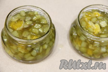 Горячее варенье из ревеня с апельсином разложить по подготовленным банкам.&nbsp;