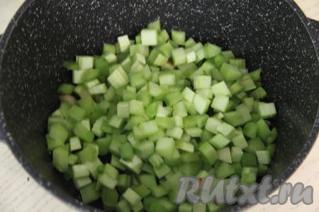 Выложить нарезанный ревень в кастрюлю с толстым дном.